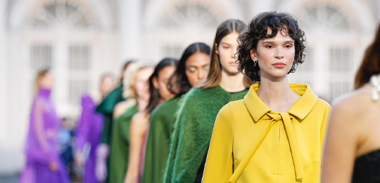 Dit zijn de 5 belangrijkste modekleuren voor de zomer van 2023