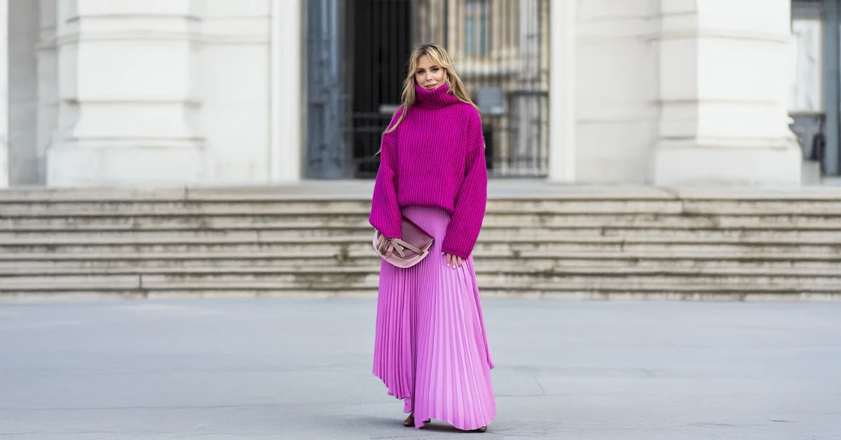 Vrouw in roze zomerjurk