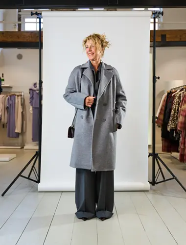 Fashion Trends 2025 3 Vrouw in een trendy grijze mantel