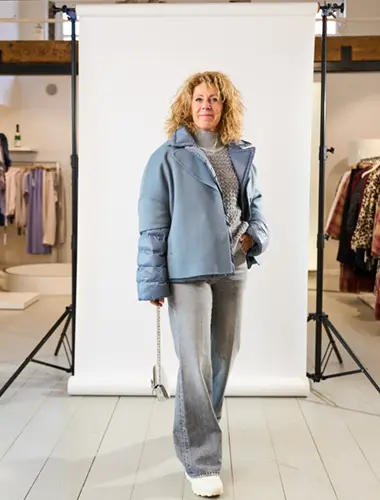 Fashion Trends 2025 2 Vrouw in een trendy lichtblauw jasje