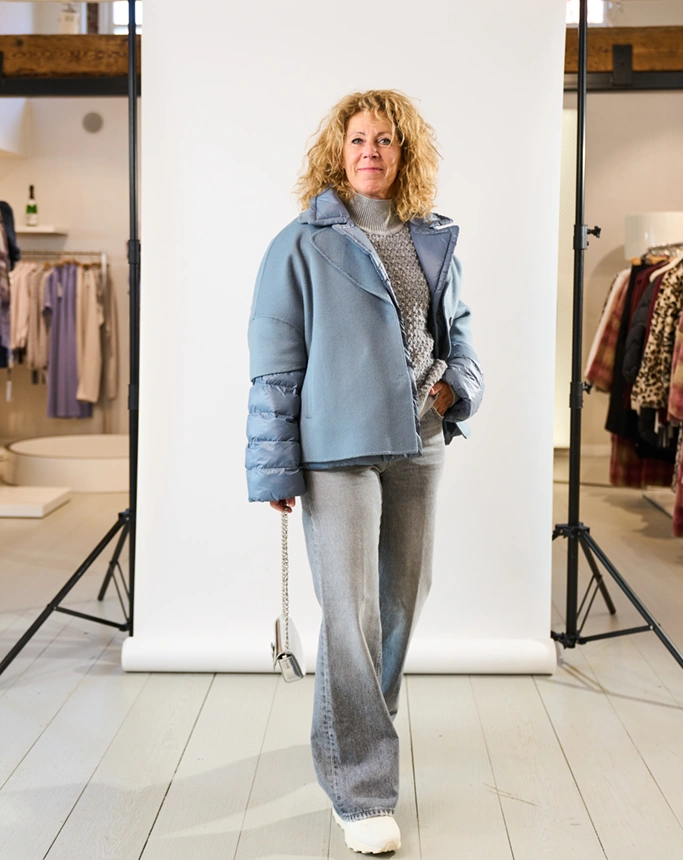Vrouw in een trendy lichtblauw jasje