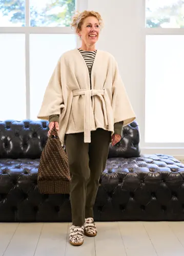 Fashion Trends 2025 7 Een vrouw in een wit vestje