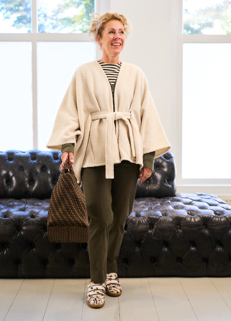 Een vrouw in een wit vestje