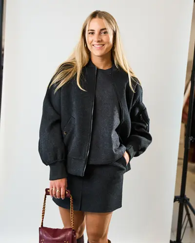 Fashion Trends 2025 1 Vrouw in een donkergrijze rok en jasje