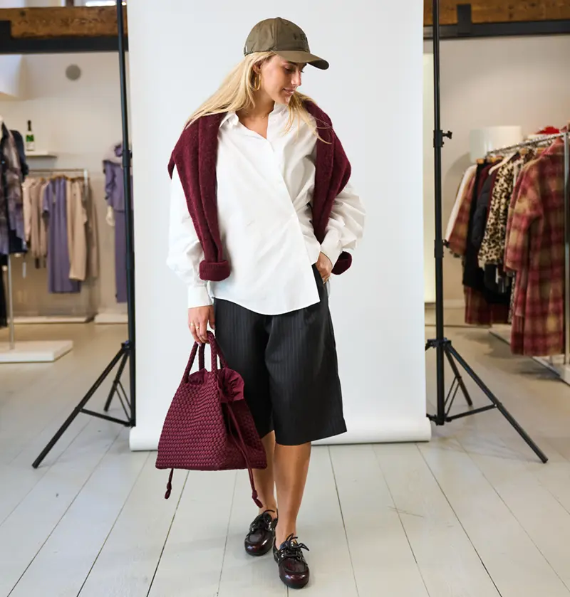 Fashion Trends 2025 8 Een vrouw in een stijlvolle combinatie van de kleuren wit, zwart en bordeauxrood
