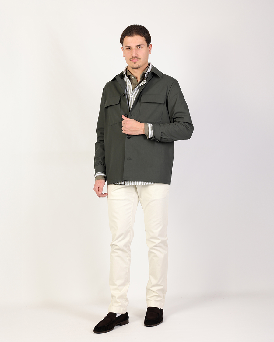 Smart casual heren outfit met donkergroen overshirt en beige broek