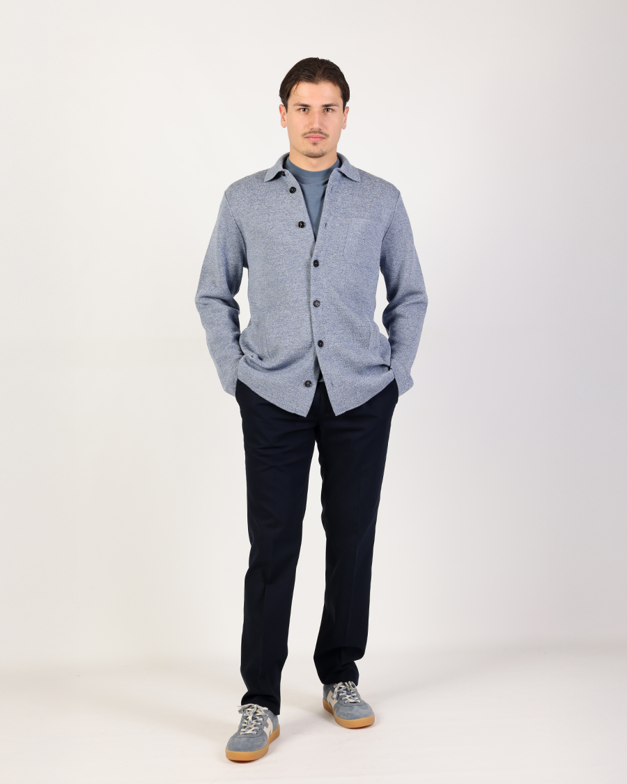 Smart casual heren outfit met grijs overshirt en donkerblauwe pantalon