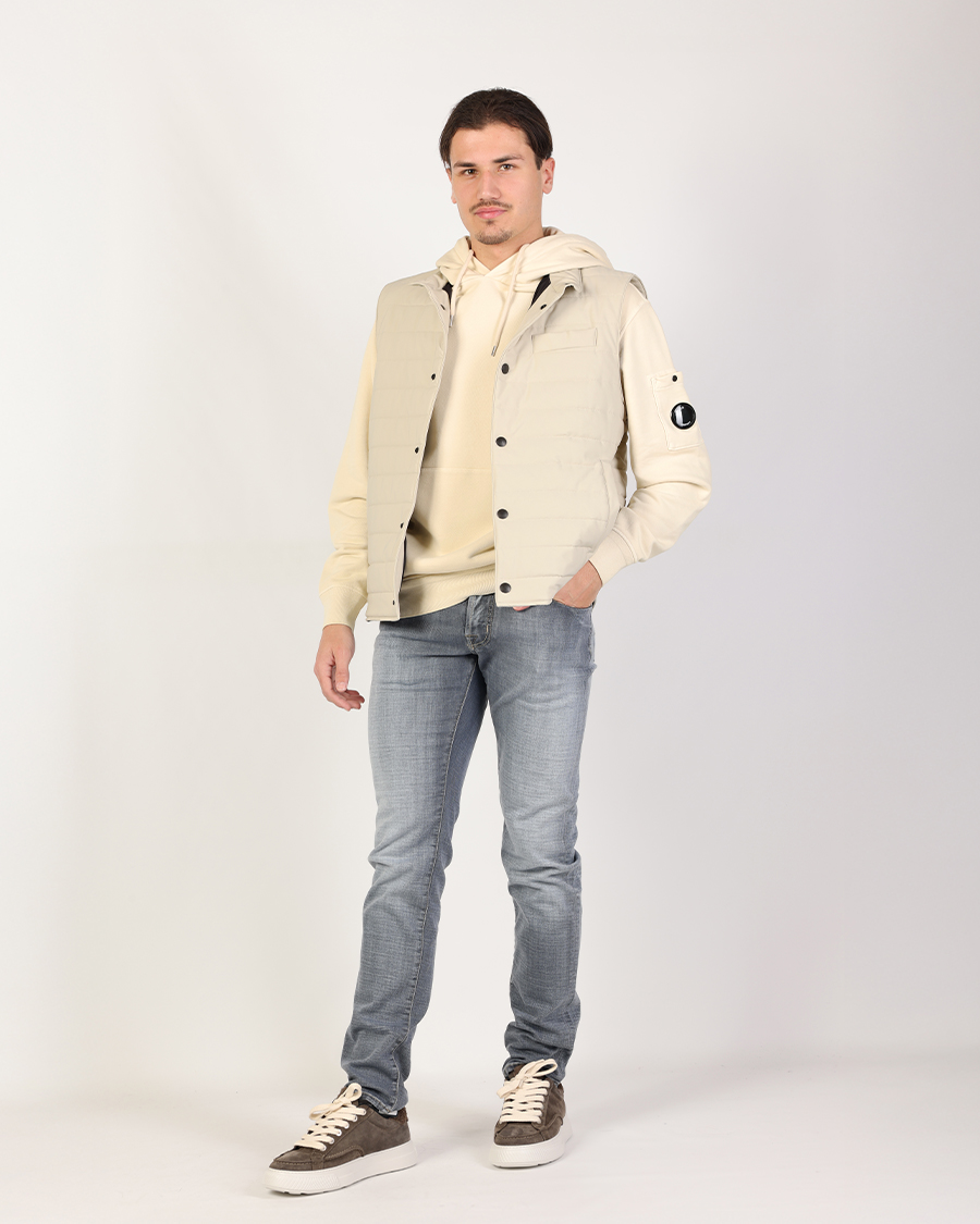 Casual heren outfit met beige bodywarmer, hoodie en jeans