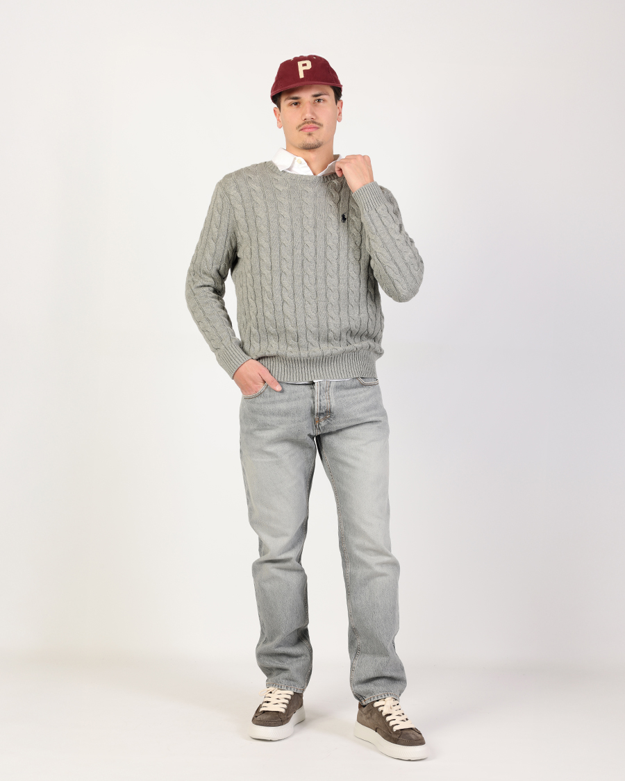 Casual heren outfit met grijze kabeltrui en lichtblauwe jeans