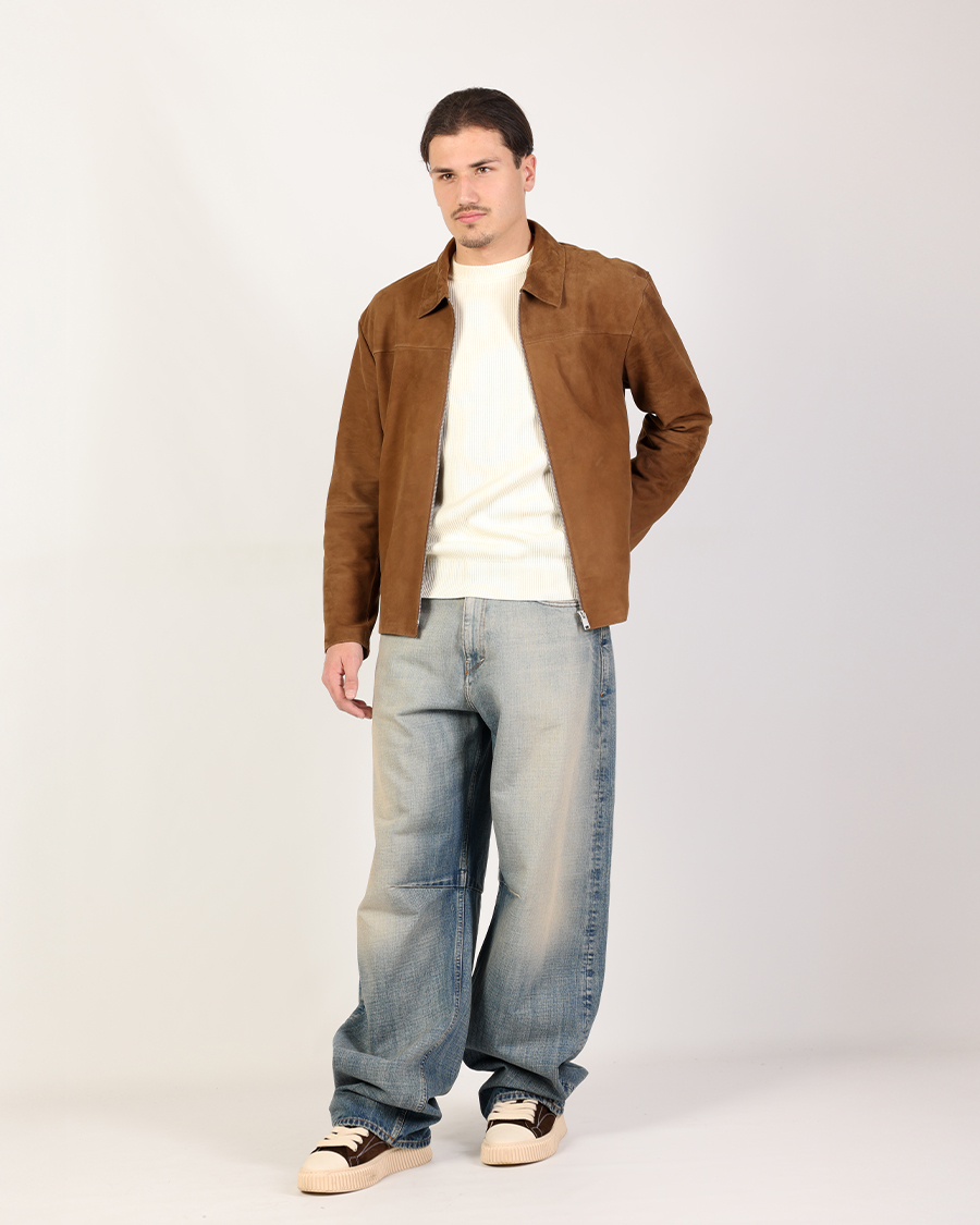 Casual heren outfit met bruin suède jacket en lichte jeans