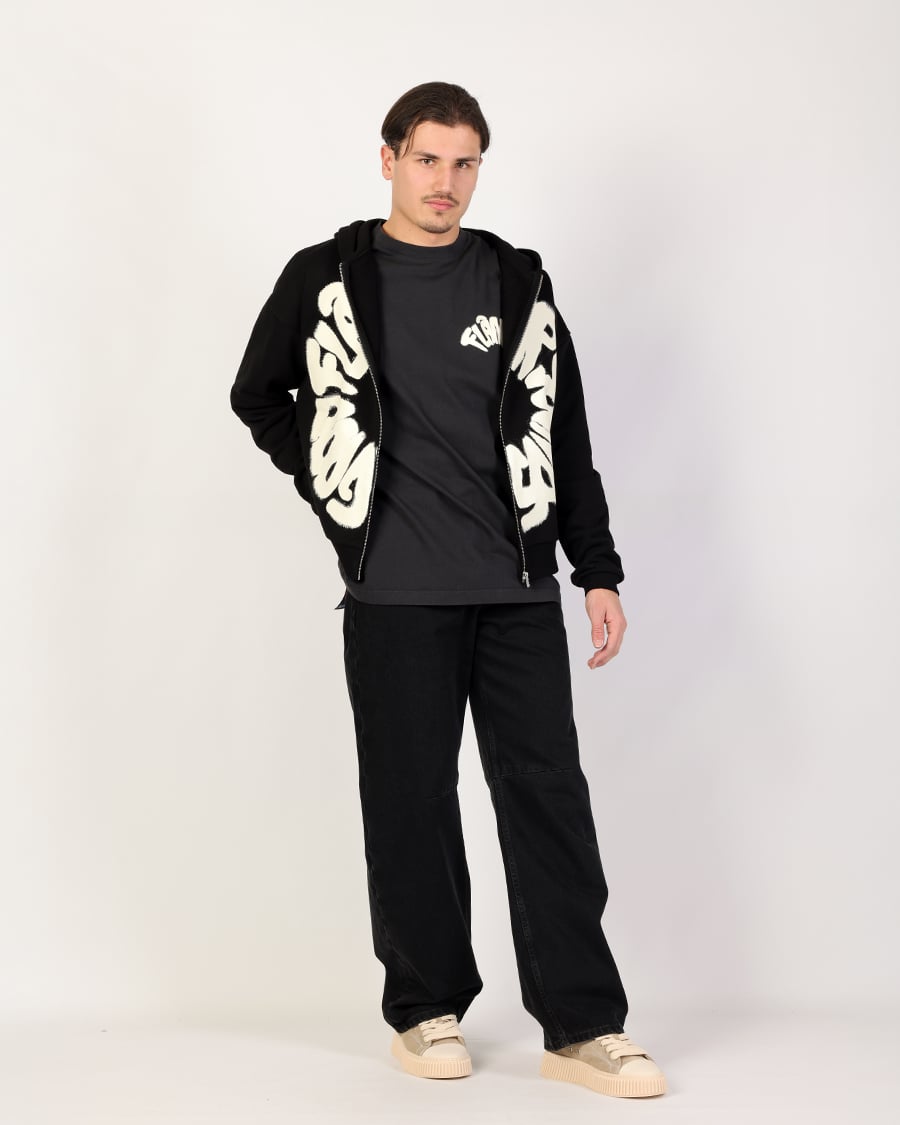 Streetwear heren outfit met zwarte hoodie en wijde jeans