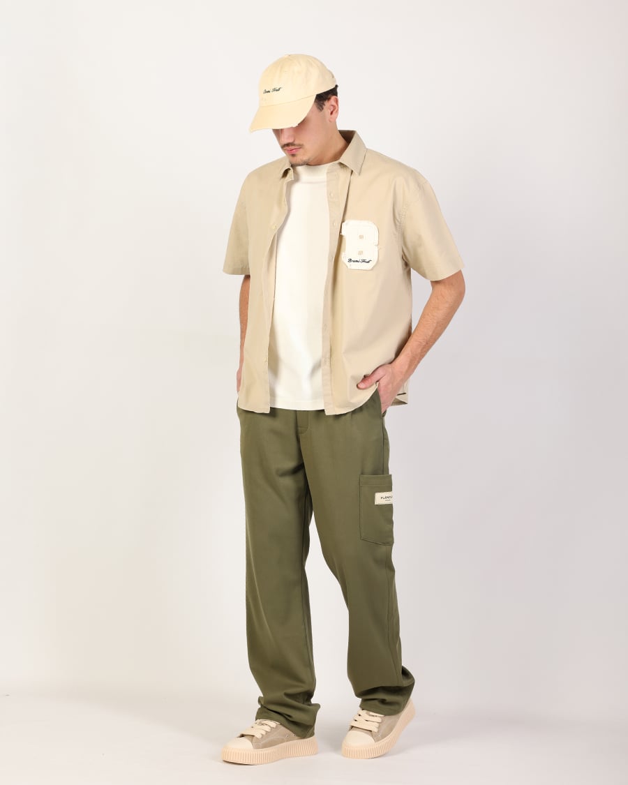 Zomerse heren outfit met beige overhemd en groene cargobroek