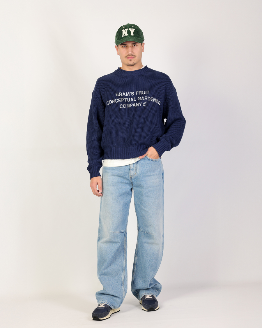 Casual heren outfit met navy sweater en lichtblauwe jeans