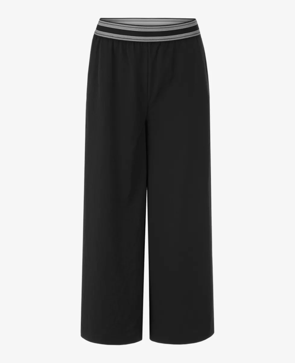 Marc Cain broeken Ys 81.47 w44 Zwart 1 Marc Cain Sports Marc Cain broeken Ys 81.47 w44 Zwart