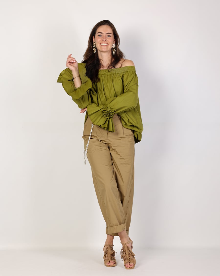 Groene off shoulder top met beige broek outfit dames