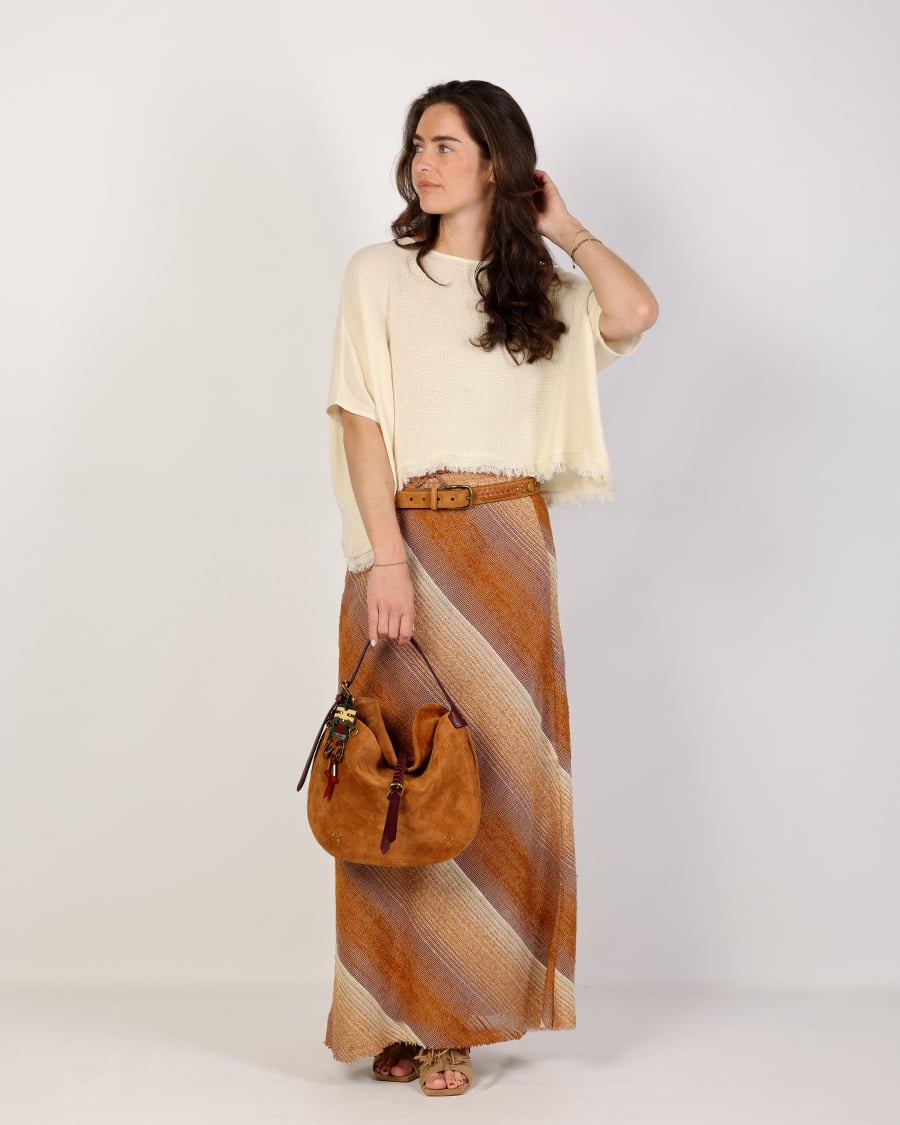 Beige top met maxi bruine rok en cognac suède tas outfit dames