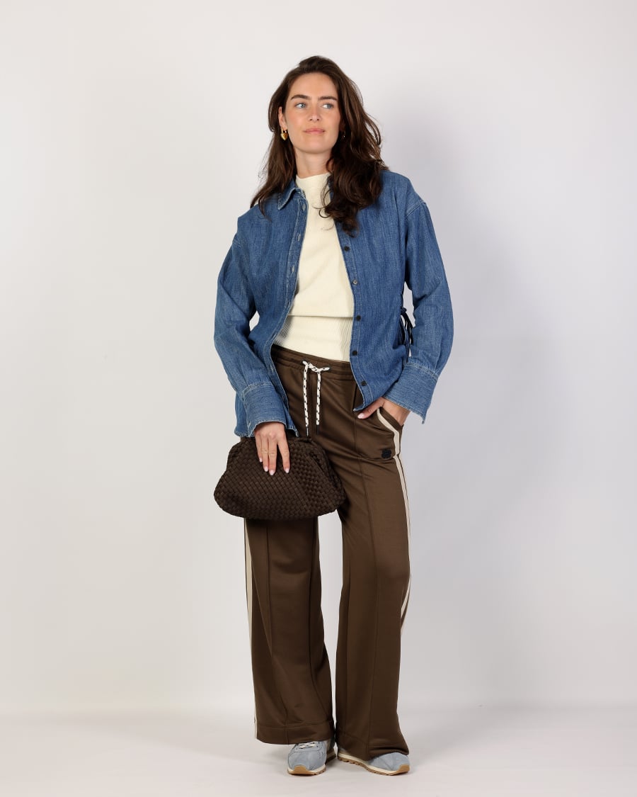 Dames outfit met sportieve bruine broek en denim blouse