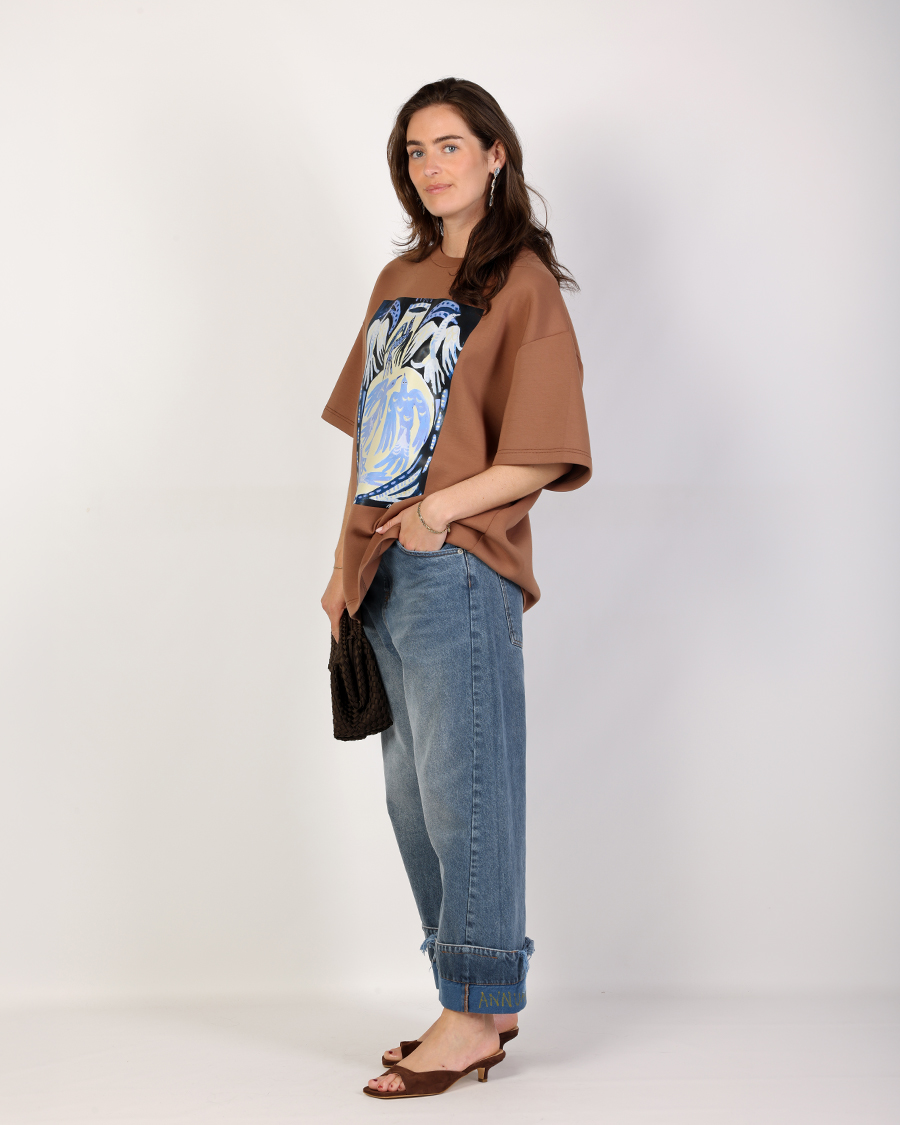 Oversized bruin T-shirt combineren met lichtblauwe jeans en bruine accessoires