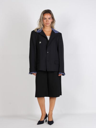 Donkerblauwe blazer met zwarte bermuda damesoutfit