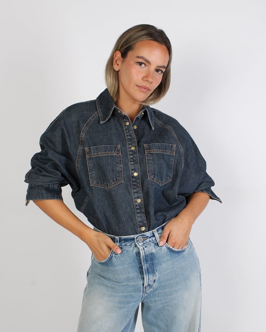Donker denim jack met wide leg jeans combineren 3 Detail van donker denim overhemd met goudkleurige knopen en lichte jeans