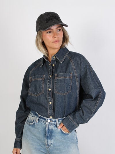 Donker denim overhemd met borstzakken en zwarte GANNI pet