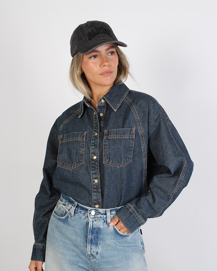 Donker denim jack met wide leg jeans combineren 2 Donker denim overhemd met borstzakken en zwarte GANNI pet