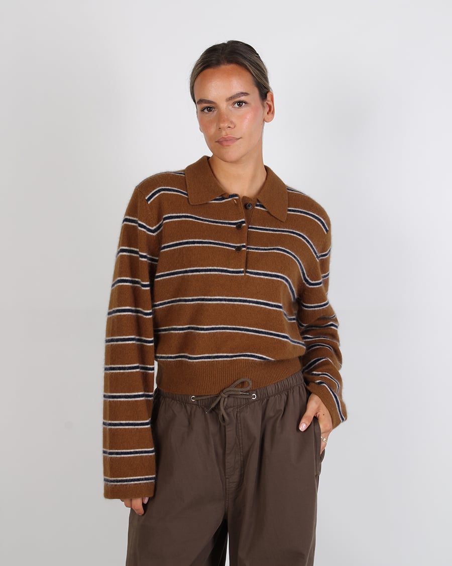 Bruine wide leg broek met gestreepte trui stylen 3 Bruin gestreepte gebreide polo met kraag en wijde bruine broek