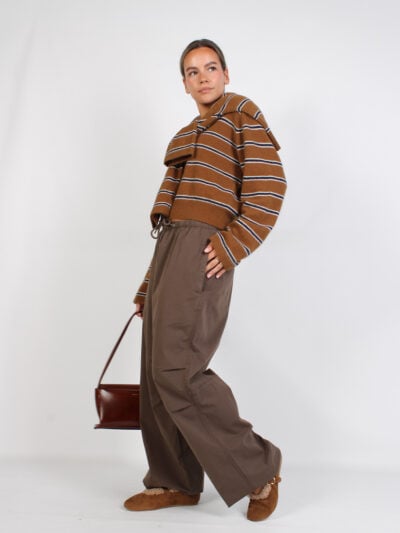 Shop the Look FW26 – gestreepte knitwear en bruine broek