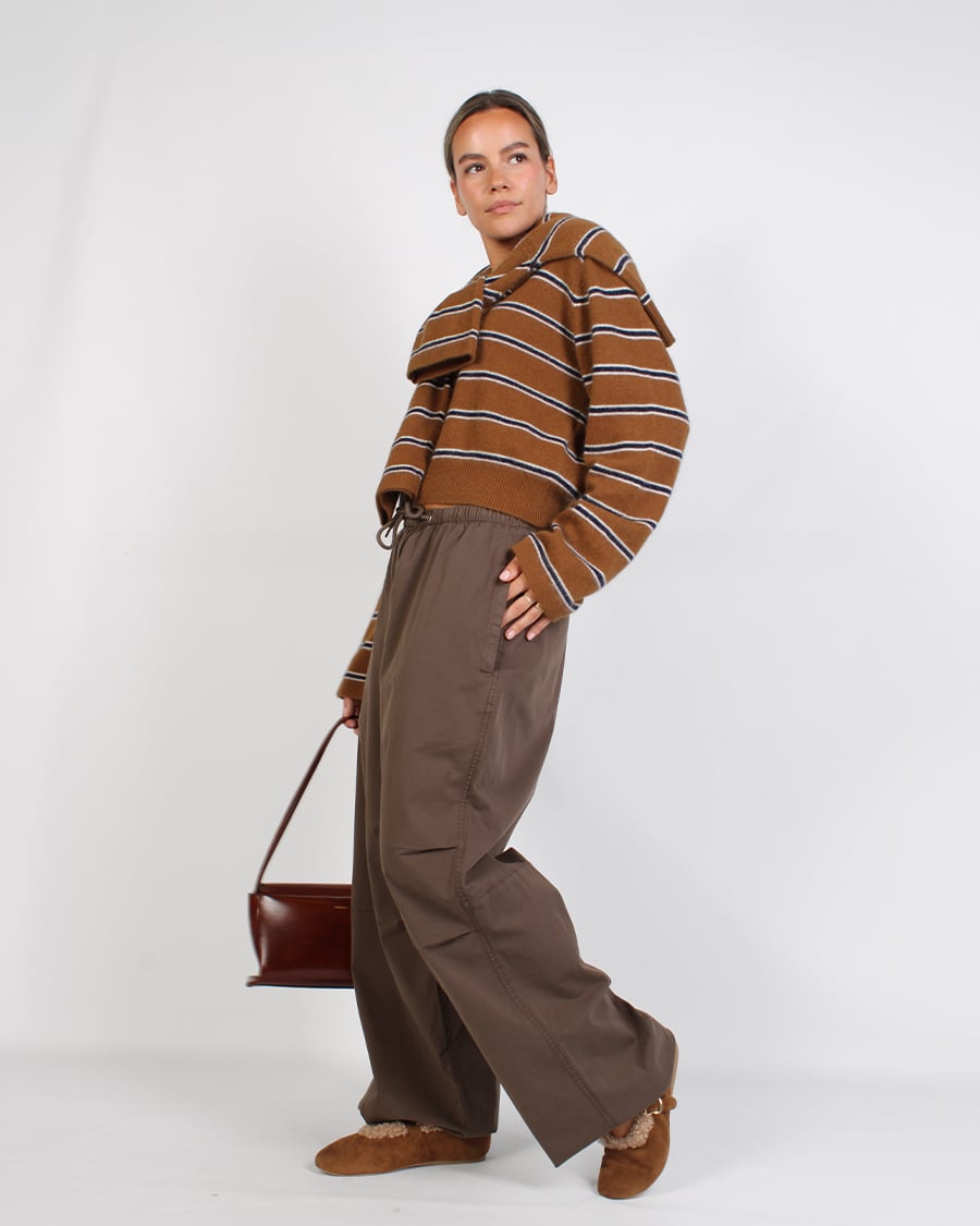 Bruine wide leg broek met gestreepte trui stylen 1 Shop the Look FW26 – gestreepte knitwear en bruine broek