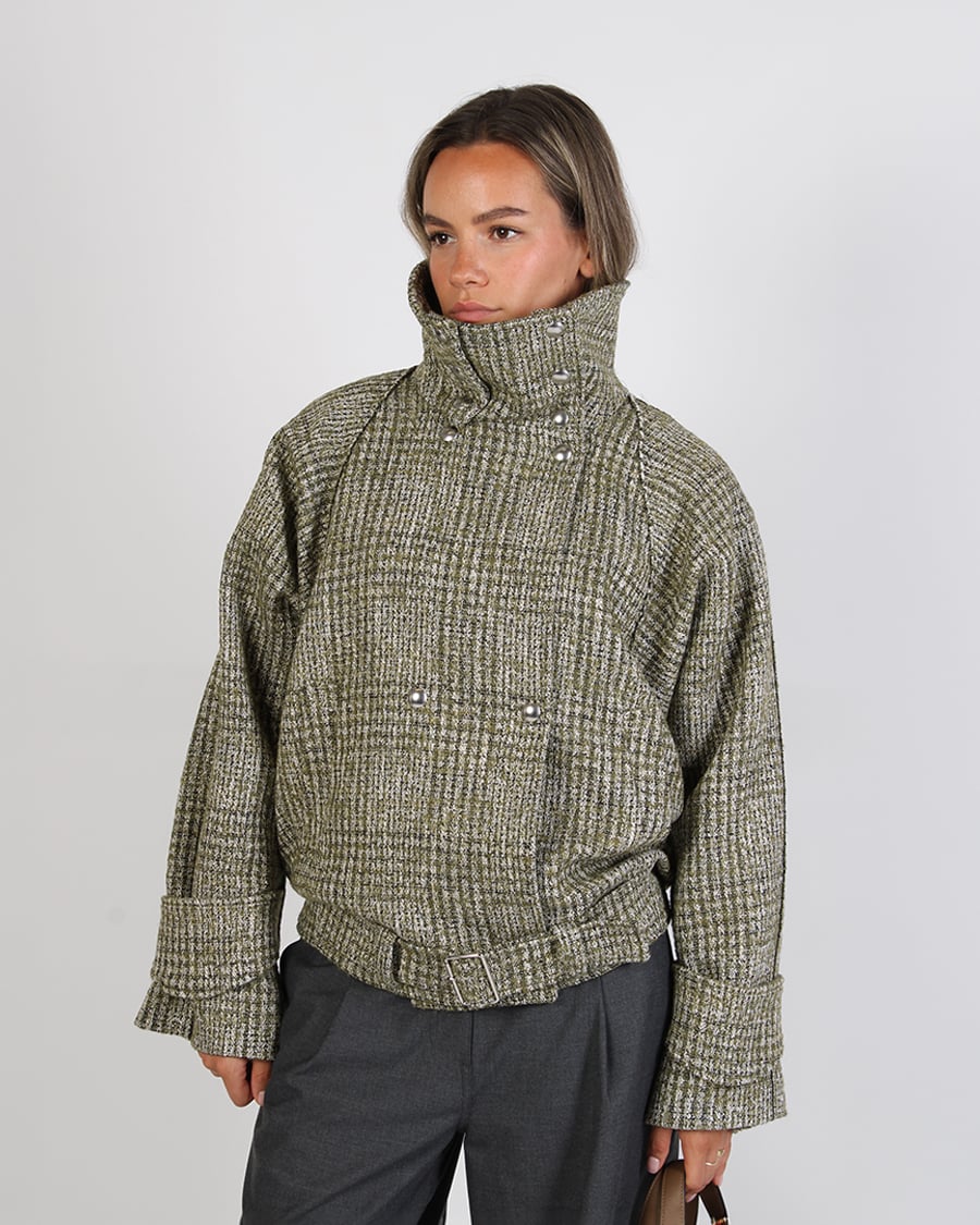 Geruite damesjas met grijze bermuda combineren 3 Geruite damesjas met grijze bermuda combineren - Afbeelding 3