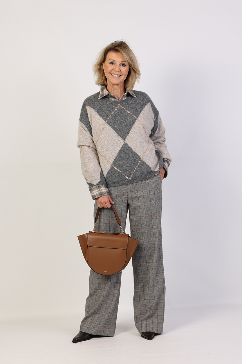 Donkerbruine jas dames outfit met geruite broek 2 Donkerbruine jas dames outfit met geruite broek - Afbeelding 2