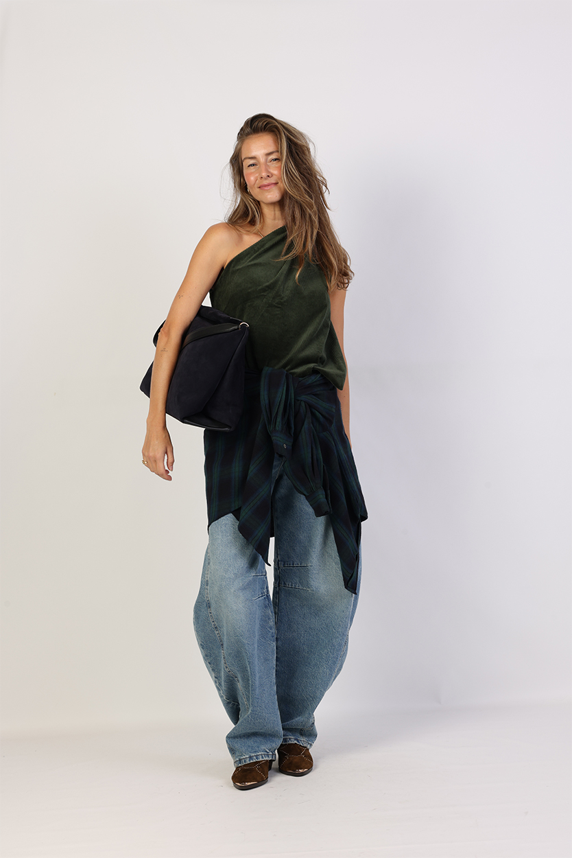 Groene top dames combineren met wijde blauwe jeans 2 Groene top dames combineren met wijde blauwe jeans - Afbeelding 2