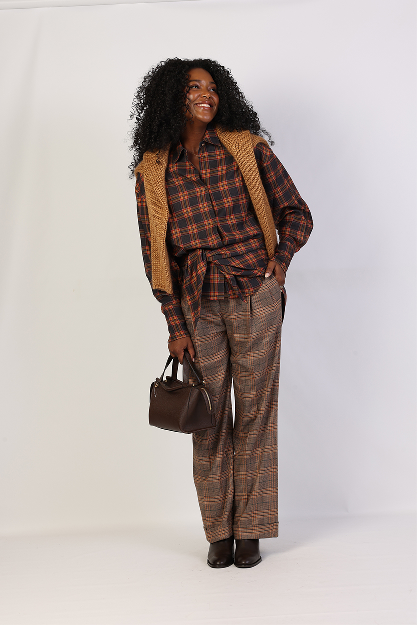 Bruine mantel dames combineren met geruite blouse en broek 2 Bruine mantel dames combineren met geruite blouse en broek - Afbeelding 2