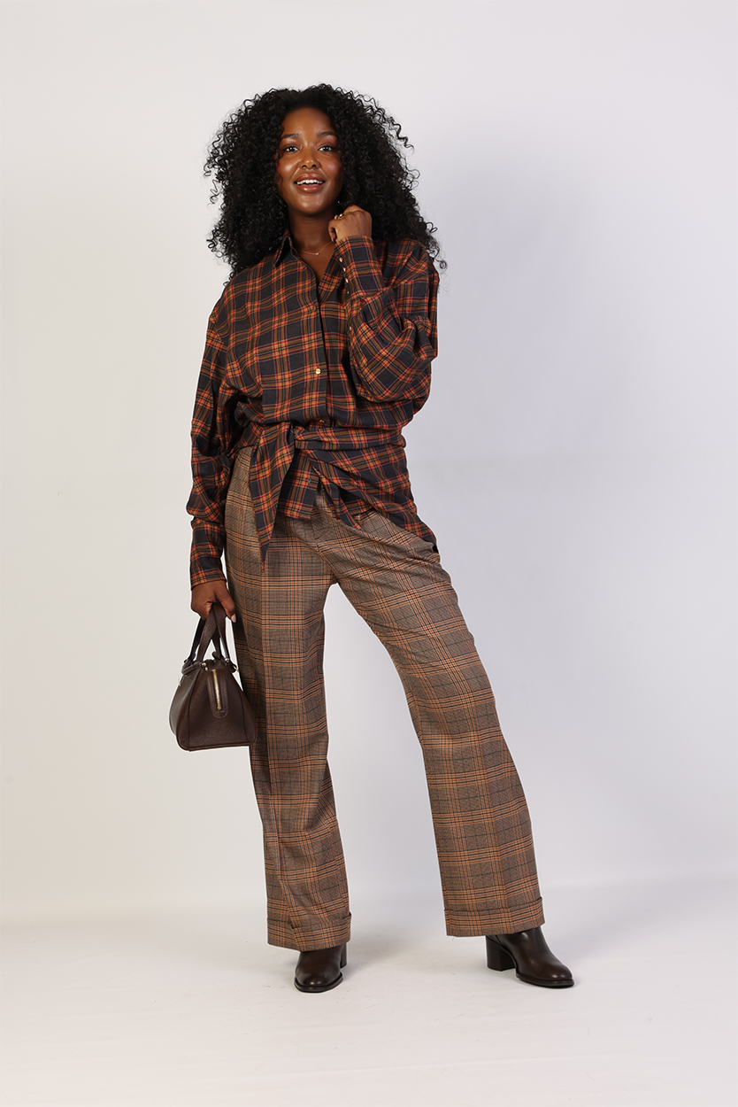 Bruine mantel dames combineren met geruite blouse en broek 3 Bruine mantel dames combineren met geruite blouse en broek - Afbeelding 3