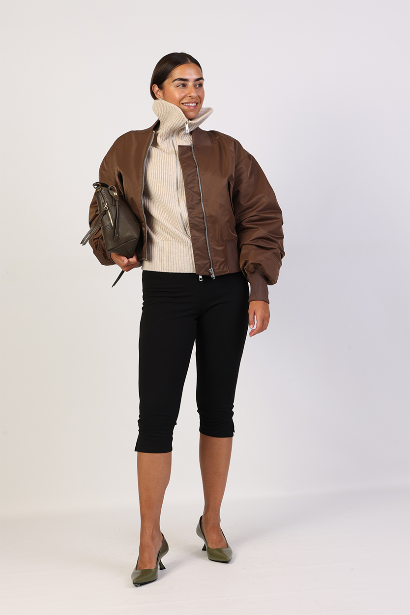 Bruine bomberjas dames combineren met beige trui 2 Bruine bomberjas dames combineren met beige trui - Afbeelding 2