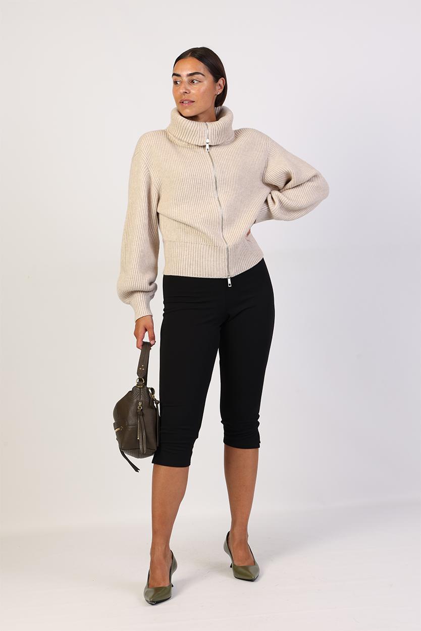 Bruine bomberjas dames combineren met beige trui 3 Bruine bomberjas dames combineren met beige trui - Afbeelding 3
