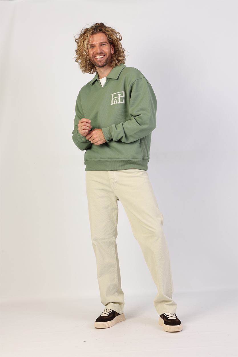 Bruine varsity jas heren combineren met beige broek 2 Bruine varsity jas heren combineren met beige broek - Afbeelding 2