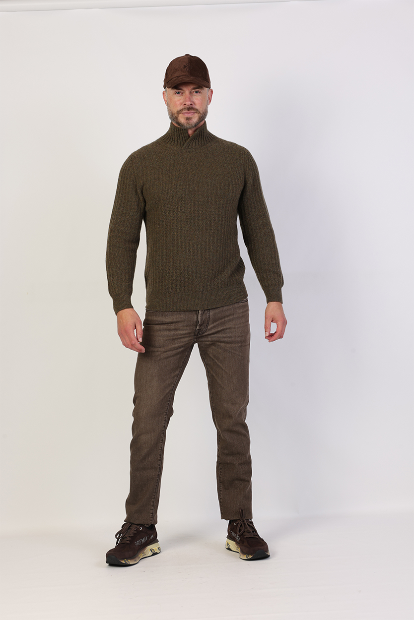Donkerbruine lammy bomber heren combineren met groene trui 2 Donkerbruine lammy bomber heren combineren met groene trui - Afbeelding 2