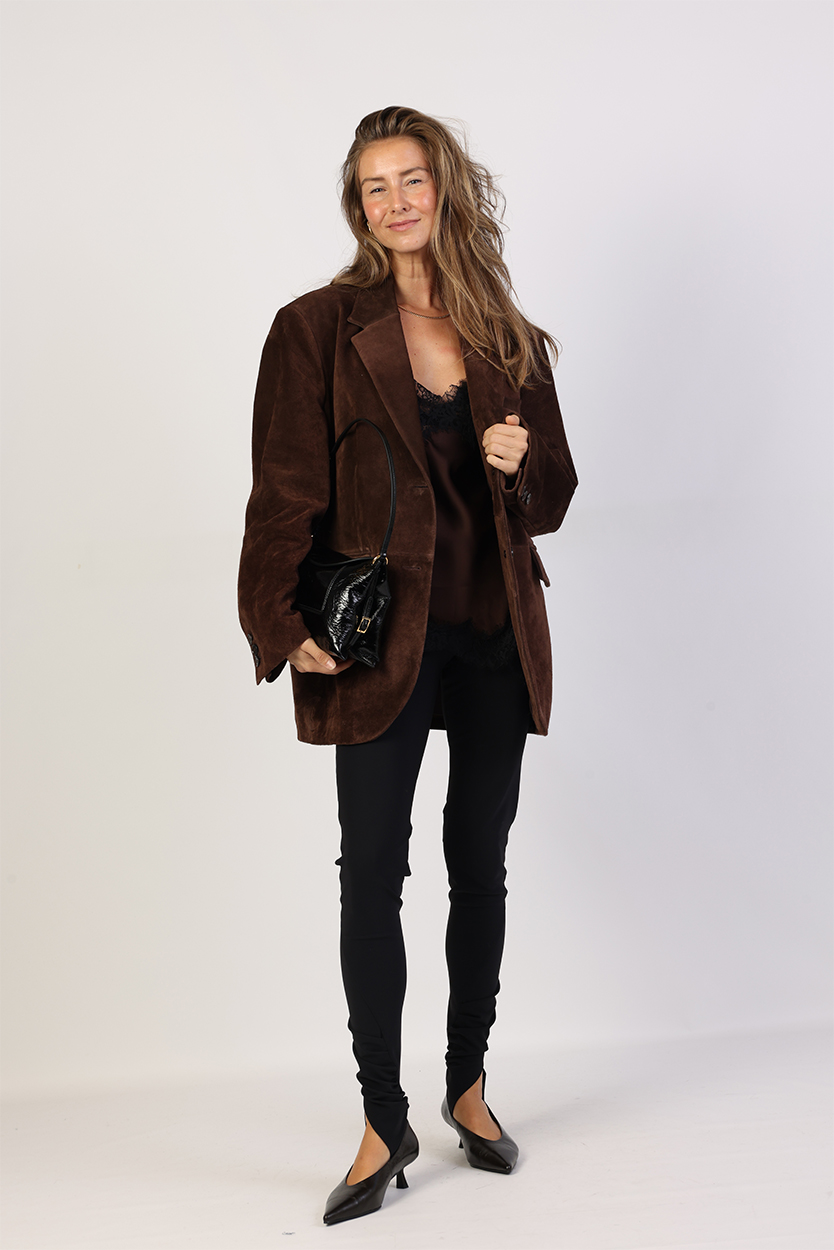 Bruine suède blazer dames combineren met zwarte legging 2 Bruine suède blazer dames combineren met zwarte legging - Afbeelding 2