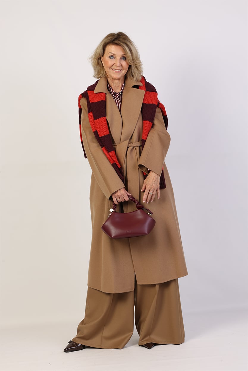 Camel mantel dames combineren met gestreepte blouse 2 Camel mantel dames combineren met gestreepte blouse - Afbeelding 2