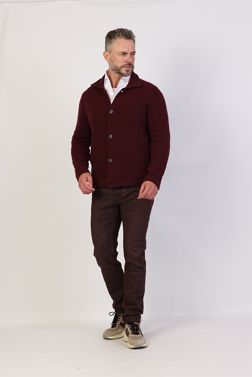 Rood overshirt heren combineren met wit overhemd en jeans 2 Rood overshirt heren combineren met wit overhemd en jeans - Afbeelding 2
