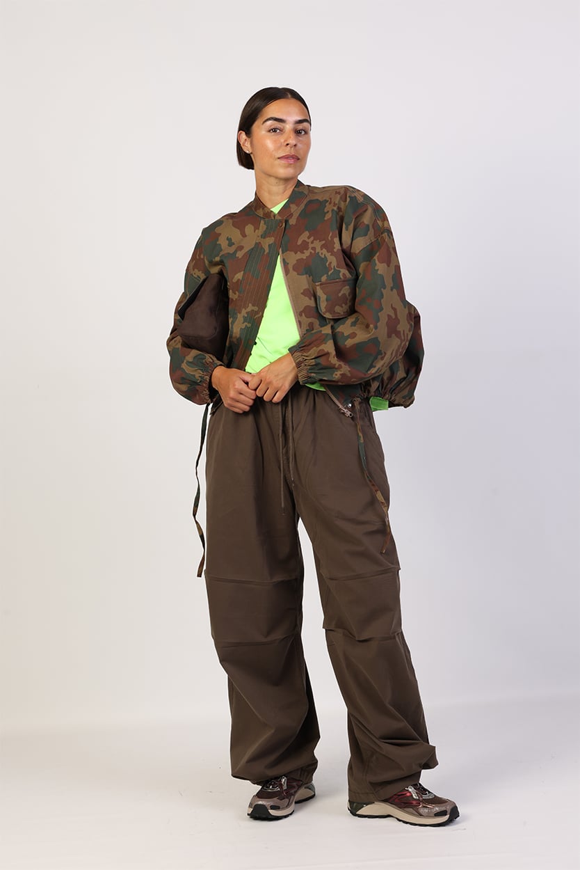 Camouflage jas dames combineren met groene top en broek 2 Camouflage jas dames combineren met groene top en broek - Afbeelding 2