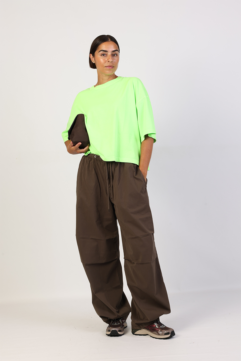 Camouflage jas dames combineren met groene top en broek 3 Camouflage jas dames combineren met groene top en broek - Afbeelding 3