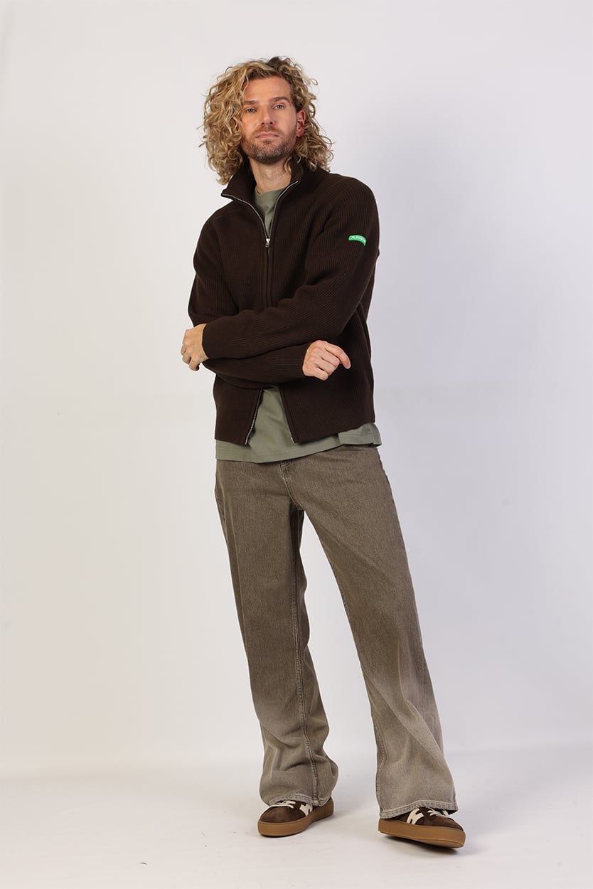 Groene jas heren combineren met bruin vest en beige jeans 2 Groene jas heren combineren met bruin vest en beige jeans - Afbeelding 2