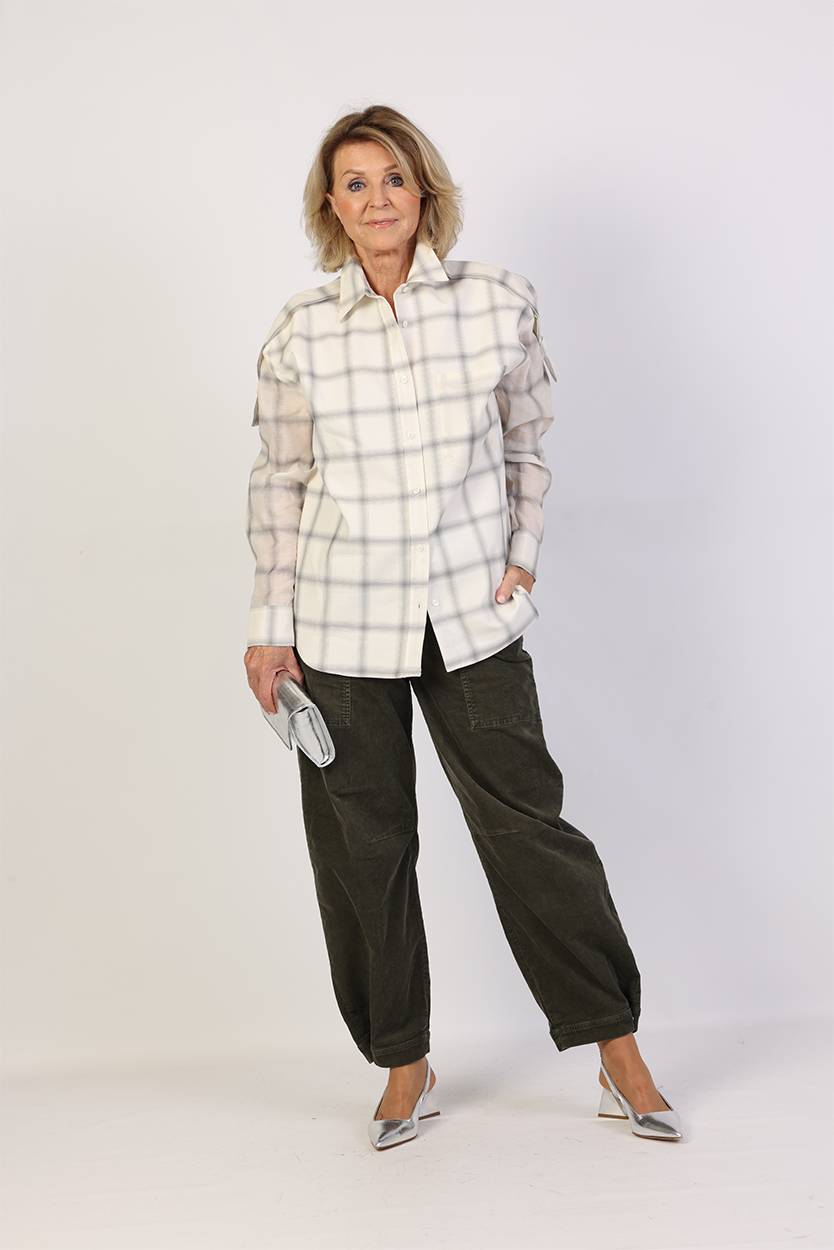 Khaki jas dames combineren met groene broek en ecru blouse 2 Khaki jas dames combineren met groene broek en ecru blouse - Afbeelding 2