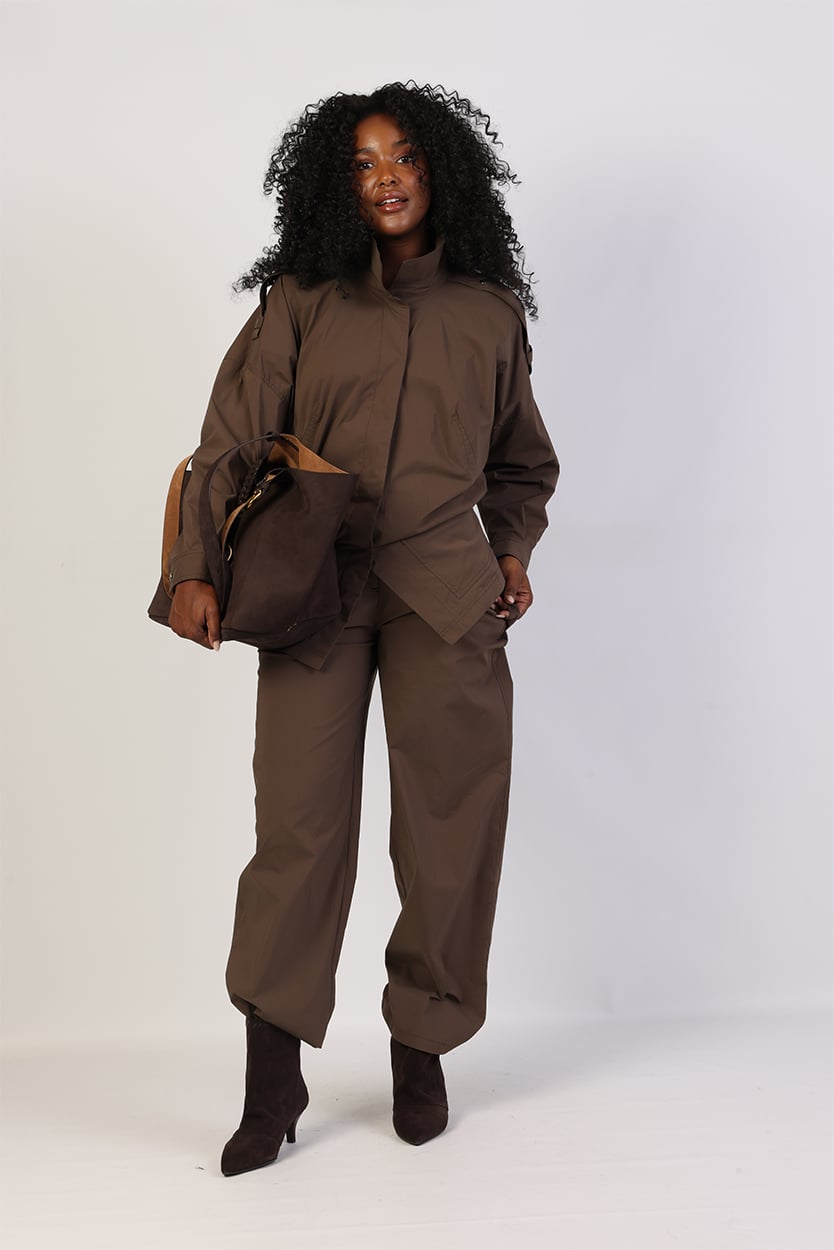 Donkerbruine mantel dames combineren met bruine broek 2 Donkerbruine mantel dames combineren met bruine broek - Afbeelding 2
