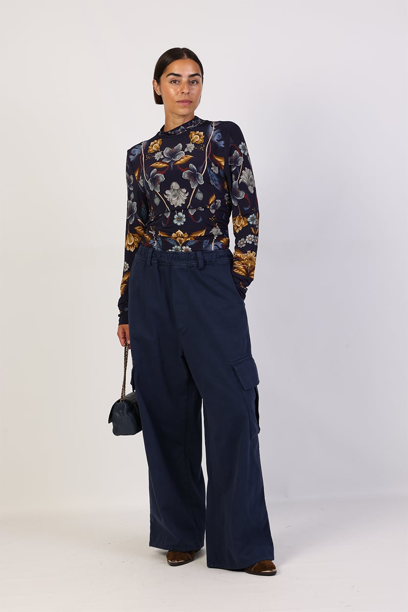 Goudbruine jas dames combineren met donkerblauwe broek 2 Goudbruine jas dames combineren met donkerblauwe broek - Afbeelding 2
