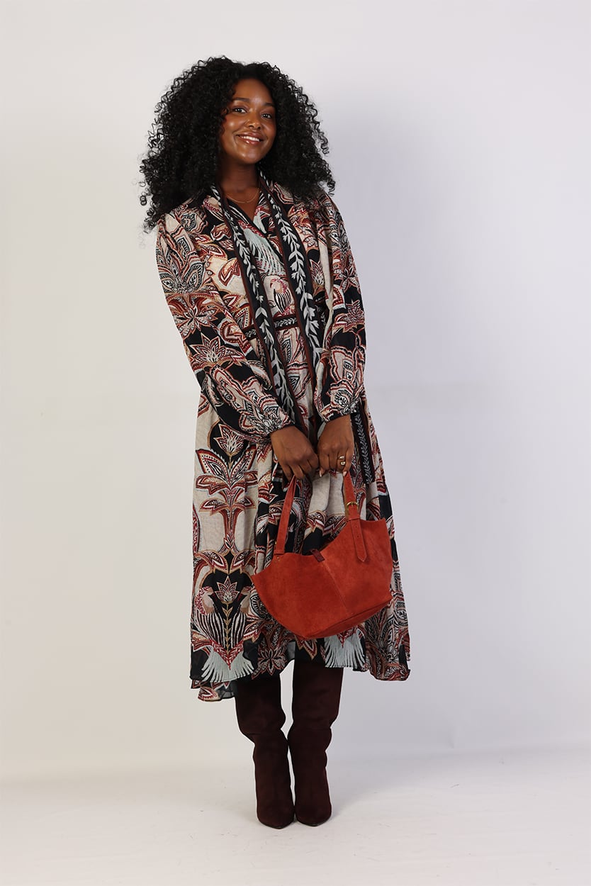 Bruin gilet dames combineren met jurk met print 2 Bruin gilet dames combineren met jurk met print - Afbeelding 2