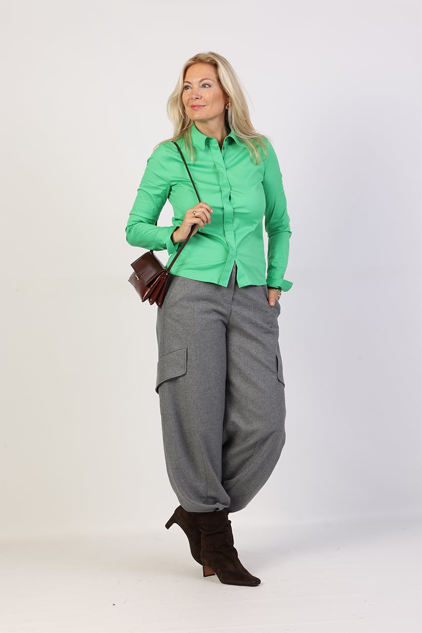 Grijze trui dames combineren met groene blouse en broek 3 Grijze trui dames combineren met groene blouse en broek - Afbeelding 3