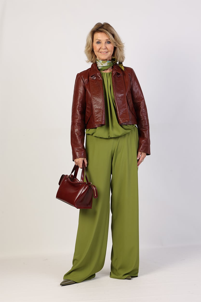 Groene blouse dames combineren met groene pantalon 2 Groene blouse dames combineren met groene pantalon - Afbeelding 2